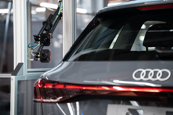 Audi Audi-Fahrzeug mit Kameraprüfung im technischen Qualitätsprozess
